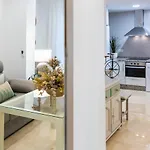 Emilio Luque Cinco Apartment *